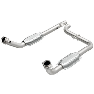 MagnaFlow OEM Grade Federal / EPA Compliant Manifold Catalytic Converter - 11-15 Toyota Tacoma